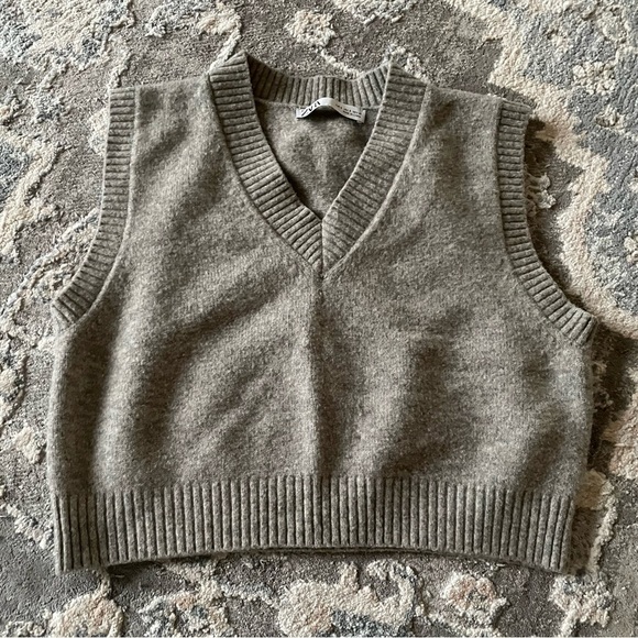 Zara Gray V-Neck Sweater (Cropped) - Picture 1 of 3
